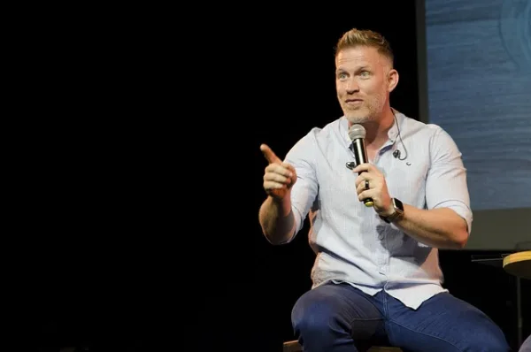 Discourse markers and hedging language